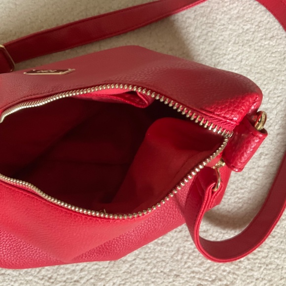 BCBG Paris large red pebbled tote with matching cross body bag - Picture 5 of 6